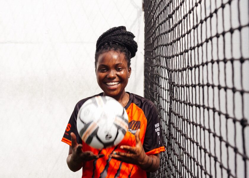 https://sportencommun.org/wp-content/uploads/2020/06/smiling-girl-in-black-and-orange-uniform-holding-soccer-ball-3886257pexels-scaled-e1586639895448-300x179-2-840x600.jpg